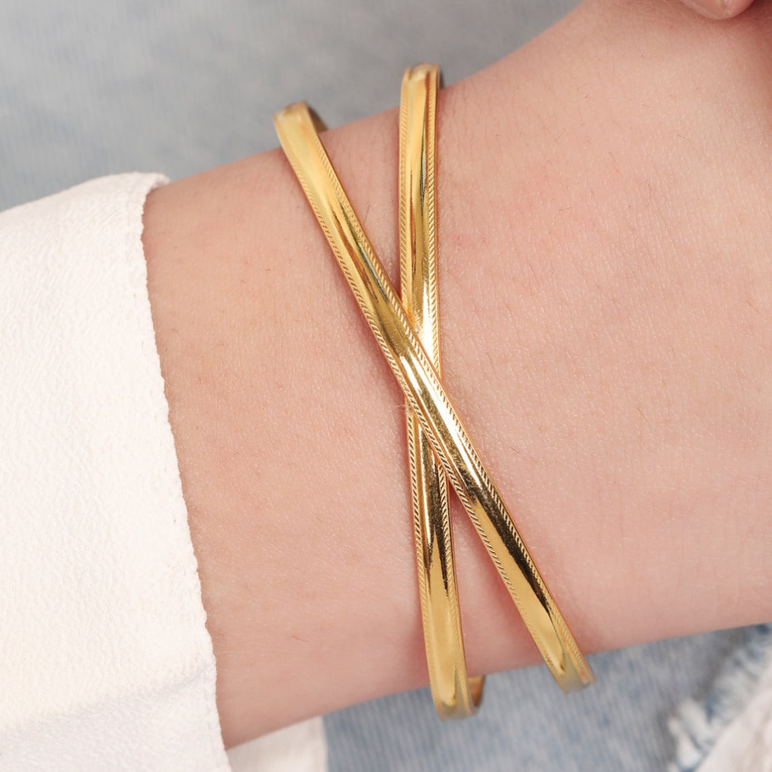 Infinite Radiance Gold-Plated 925 Sterling Silver Bracelet with Infinity Pattern